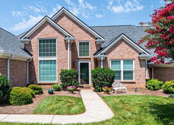 Home for Sale in Hickory NC &copy; Lake Hickory Realty, LLC